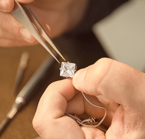 jewelry-repair-img https://webuygoldla.com/wp-content/uploads/2025/10/jewelry-repair-img.jpg